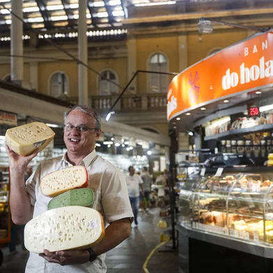 Porto Alegre, RS, Brasil, 14-01-2025: Sérgio Lourenço, sócio da Banca do Holandês, no Mercado Público. Expansão e transformação de negócios do Mercado Público. Bancas tradicionais, como a Banca do Holandês, a Japesca e o Café do Mercado, crescem para além dos portões do centro comercial e viram pequenas e grandes indústrias. Foto: Mateus Bruxel / Agência RBSIndexador: MATEUS BRUXEL<!-- NICAID(15953584) -->