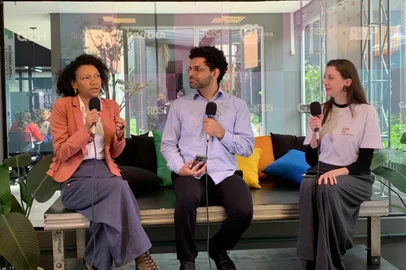 Aline Barbosa, pesquisadora em ética de IA e CEO do IBIAMA (E), Luís Felipe dos Santos, apresentador do Radar de Inovação (C), e Sibele Faller, psicóloga, doutora em psiquatria e CEO da LittleBox (D), na Semana Caldeira, em setembro de 2026.<!-- NICAID(16383011) -->