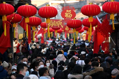 People walk through an alley decorated with traditional lanterns near Houhai lake in Beijing on the second day of the Lunar New Year in Beijing on February 2, 2022, ushering in the Year of the Tiger. (Photo by NOEL CELIS / AFP)Editoria: ACELocal: BeijingIndexador: NOEL CELISSecao: public holidayFonte: AFPFotógrafo: STF<!-- NICAID(15004913) -->