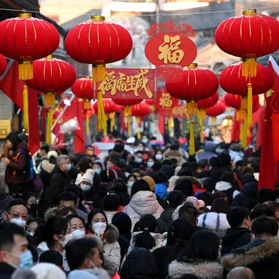 People walk through an alley decorated with traditional lanterns near Houhai lake in Beijing on the second day of the Lunar New Year in Beijing on February 2, 2022, ushering in the Year of the Tiger. (Photo by NOEL CELIS / AFP)Editoria: ACELocal: BeijingIndexador: NOEL CELISSecao: public holidayFonte: AFPFotógrafo: STF<!-- NICAID(15004913) -->