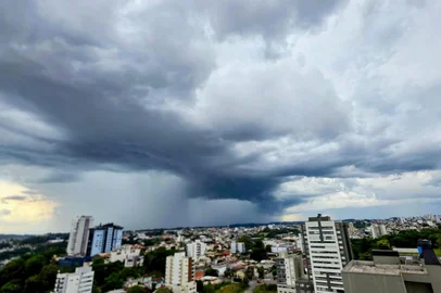 Em decorrência do avanço de uma frente fria, o Rio Grande do Sul pode registrar novos temporais neste sábado. Com grau de severidade amarelo, que indica perigo potencial, um novo alerta do Instituto Nacional de Meteorologia (Inmet) indica possibilidade de queda de granizo e rajadas de vento entre 40 km/h e 60 km/h em todo o território gaúcho. A chuva pode chegar a 50 milímetros.O comunicado entra em vigor à meia-noite de sábado, logo após encerrar-se o alerta laranja que foi emitido para a sexta-feira. Uma nova frente fria é esperada para domingo e reforça o cenário chuvoso. Conforme a Climatempo, a faixa Oeste e a metade norte do Rio Grande do Sul concentram a chuva mais forte.Nas áreas mais ao sul do Estado, a precipitação tende a ser mais fraca, com aberturas de sol. Até o fim da noite, o céu começa a abrir gradualmente. Já com relação aos termômetros, embora permaneçam elevados em setores do Oeste e do Sul, registrarão temperaturas mais amenas.<!-- NICAID(16205457) -->