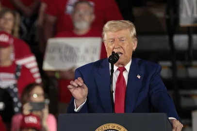 US President Donald Trump delivers his 100th Day in office achievement speech at Macomb County Community College Sports Expo Center in Warren, Michigan, on April 29, 2025. (Photo by JEFF KOWALSKY / AFP)<!-- NICAID(16027193) -->