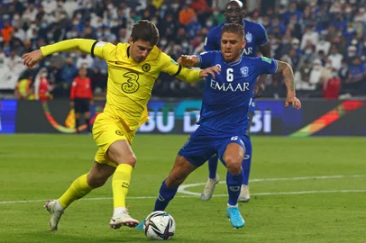 Chelsea's midfielder Mason Mount (L) vies for the ball with Hilal's midfielder Gustavo Cuellar during the 2021 FIFA Club World Cup semi-final football match between Saudi's Al-Hilal and England's Chelsea at Mohammed Bin Zayed stadium in Abu Dhabi, on February 9, 2022. (Photo by Giuseppe CACACE / AFP)Editoria: SPOLocal: Abu DhabiIndexador: GIUSEPPE CACACESecao: soccerFonte: AFPFotógrafo: STF<!-- NICAID(15311675) -->