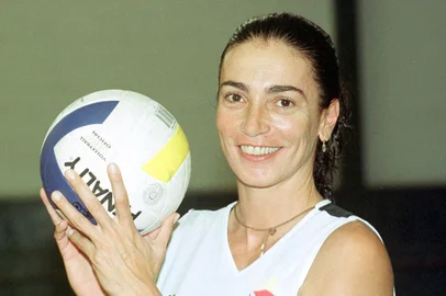 Isabel, Ìcone do vÙlei, morre dois dias apÛs entrar no grupo de transiÁ“oRJ - ISABEL SALGADO/MORTE/ARQUIVO - ESPORTES - Foto de arquivo de 04/12/2000 da ex-jogadora de vôlei, Isabel Salgado, na   época em que era técnica da equipe do Vasco.  Isabel Salgado, um dos   ícones do vôlei brasileiro, morreu aos 62 anos, nesta quarta-feira, 16.   Ontem foi diagnosticada com uma bactéria no pulmão e faleceu nesta   madrugada. Pioneira do vôlei de praia, Isabel fez carreira nas quadras e   se notabilizou por ser uma voz atuante no esporte. Mãe dos atletas Pedro   e Carol Solberg, ela recentemente havia sido indicada, junto de Ana Moser   e Raí, para fazer parte do grupo de transição do presidente eleito Luiz   Inácio Lula da Silva (PT).   04/12/2000 - Foto: FÁBIO MOTTA/ESTADÃO CONTEÚDOEditoria: ESPORTESLocal: RIO DE JANEIROIndexador: F¡BIO MOTTAFonte: FTP.AGESTADO.COM.BRFotógrafo: ESTADˆO CONTEŽDO<!-- NICAID(15266710) -->