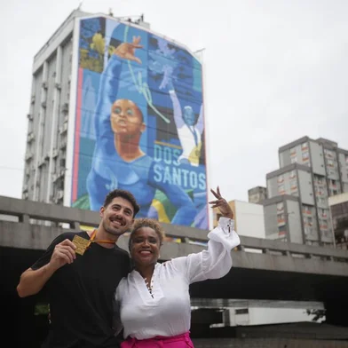 Porto Alegre, RS, Brasil, 17-11-2023: A Virada Sustentável Porto Alegre inaugura mural gigante que homenageia a ginasta Daiane dos Santos. A obra foi realizada pelo artista Kelvin Koubik. Foto: Mateus Bruxel / Agência RBSIndexador: Andre Avila<!-- NICAID(15600721) -->