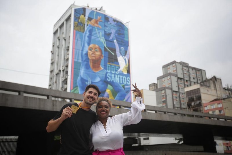 Porto Alegre, RS, Brasil, 17-11-2023: A Virada Sustentável Porto Alegre inaugura mural gigante que homenageia a ginasta Daiane dos Santos. A obra foi realizada pelo artista Kelvin Koubik. Foto: Mateus Bruxel / Agência RBSIndexador: Andre Avila<!-- NICAID(15600721) -->