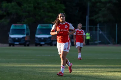 Lara Lay, meia do inter<!-- NICAID(16213959) -->