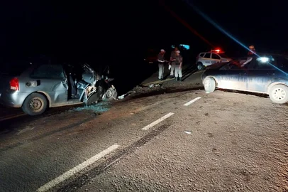 Acidente entre dois carros no contorno de Santo Cristo, na noite desta quarta-feira<!-- NICAID(15546819) -->