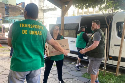Urnas são distribuídas aos locais de votação na manhã deste sábado, em Caxias do SulTransporte dos equipamentos às seções bloqueia quadra da Rua Garibaldi entre as ruas Pinheiro Machado e Bento Gonçalves na manhã deste sábado (26)<!-- NICAID(15899721) -->