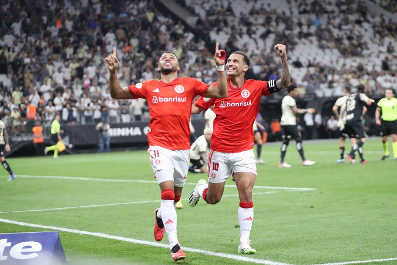 SP - BRASILEIRÃO/CORINTHIANS X INTERNACIONAL - ESPORTES - Wanderson, do Internacional, comemora seu gol na partida entre Corinthians e Internacional válida pela 37ª rodada   do Campeonato Brasileiro 2023, realizada na Neo Química Arena, na zona leste de São Paulo, neste sábado (02).   02/12/2023 - Foto: LUCAS CORREA/ENQUADRAR/ESTADÃO CONTEÚDO<!-- NICAID(15615119) -->