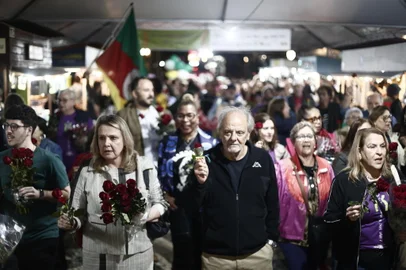 PORTO ALEGRE, RS, BRASIL - 2024.11.20 - Escritor e patrono, Sergio Faraco, encerra a 70ª Feira do Livro de Porto Alegre em tradicional cortejo - Foto: André Ávila/Agência RBS<!-- NICAID(15917977) -->