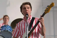 Paul Dano como Brian Wilson em Love & Mercy, cinebiografia dos Beach Boys<!-- NICAID(11850649) -->