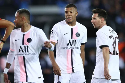 (From L) Paris Saint-Germain's Brazilian forward Neymar, Paris Saint-Germain's French forward Kylian Mbappe and Paris Saint-Germain's Argentinian forward Lionel Messi look on during the UEFA Champions League Group A football match Club Brugge against Paris Saint-Germain (PSG) at Jan Breydel Stadium in Bruges, on September 15, 2021. (Photo by KENZO TRIBOUILLARD / AFP)Editoria: SPOLocal: BrugesIndexador: KENZO TRIBOUILLARDSecao: soccerFonte: AFPFotógrafo: STF<!-- NICAID(14890533) -->