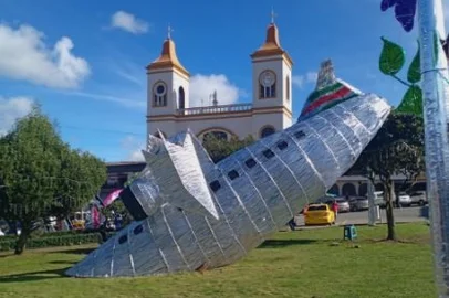 Reprodução de maquete de avião representando a Chapecoense