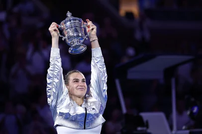 Belarus's Aryna Sabalenka poses with the trophy after defeating USA's Amanda Anisimova during their women's singles final tennis match on day fourteen of the US Open tennis tournament at the USTA Billie Jean King National Tennis Center in New York City, on September 6, 2025. (Photo by CHARLY TRIBALLEAU / AFP)<!-- NICAID(16118685) -->