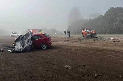 Identificadas vítimas de acidente entre carro e viatura dos bombeiros na BR-285, em Água Santa<!-- NICAID(16307510) -->