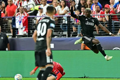 US-HEATWAVEJuventus' midfielder Paul Pogba evades a tackle leaping over Chivas de Guadalajara's defender Antonio Briseno in Las Vegas, Nevada on July 22, 2022 for their Soccer Champions Tour match at Allegiant Stadium. (Photo by Frederic J. BROWN / AFP)Editoria: SPOLocal: Las VegasIndexador: FREDERIC J. BROWNSecao: soccerFonte: AFPFotógrafo: STF<!-- NICAID(15160366) -->