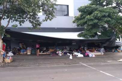 Índios acampados em frente ao prédio da Funai em Passo Fundo <!-- NICAID(14747151) -->