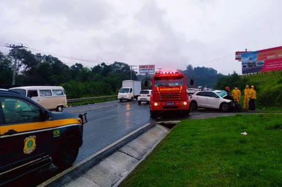 Um homem de 52 anos morreu vítima de um acidente de trânsito na tarde desta segunda-feira (7) na BR-116. O caso foi registrado por volta das 15h no quilômetro 232 da rodovia, entre Estância Velha e Ivoti, no Vale do Sinos.<!-- NICAID(15503849) -->