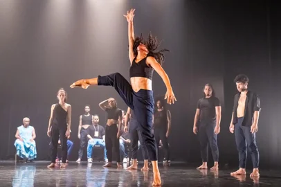 Entre as atrações da Semana da Dança 2024 está a Cia. Municipal de Dança de Porto Alegre apresentando o espetáculo "Área Suspensa", da coreógrafa paulista Gal Martins, no encerramento do evento, dia 6 de maio.<!-- NICAID(15729654) -->