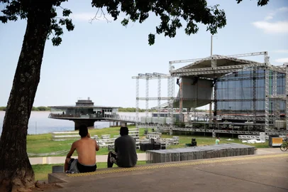 Porto Alegre, RS, Brasil - 21/12/2023 - Montagem da estrutura do Réveillon da Orla. (Foto: Anselmo Cunha/Agência RBS)<!-- NICAID(15631813) -->