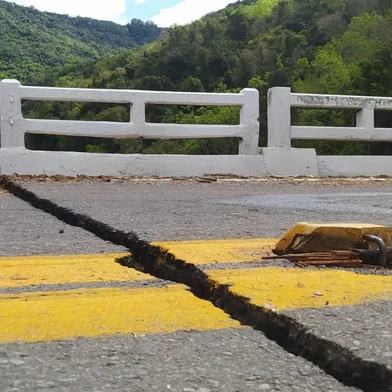 Na BR-116, a ponte sobre o Rio das Antas, entre os municípios de São Marcos e Campestre da Serra, no km 96, permanece totalmente interditada, segundo a Polícia Rodoviária Federal (PRF). Não há previsão de reabertura do trecho. O desvio indicado é pela rodovia RS-122, via Antônio Prado.<!-- NICAID(15532410) -->