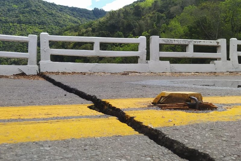 Na BR-116, a ponte sobre o Rio das Antas, entre os municípios de São Marcos e Campestre da Serra, no km 96, permanece totalmente interditada, segundo a Polícia Rodoviária Federal (PRF). Não há previsão de reabertura do trecho. O desvio indicado é pela rodovia RS-122, via Antônio Prado.<!-- NICAID(15532410) -->