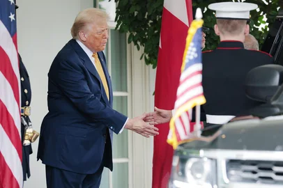 WASHINGTON, DC - JULY 16: U.S. President Donald Trump greets Crown Prince of Bahrain Salman bin Hamad Al Khalifa as he arrives outside the West Wing of the White House on July 16, 2025, in Washington, D.C. Trump is scheduled to hold a bilateral meeting and working lunch with the Crown Prince during the visit.   Anna Moneymaker/Getty Images/AFP (Photo by Anna Moneymaker / GETTY IMAGES NORTH AMERICA / Getty Images via AFP)<!-- NICAID(16082951) -->