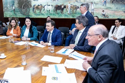 09-09-2025 Reunião com Deputado Federal Beto Richa - PSDB/PR e Prefeitos do ParanáReunião com Deputado Federal Beto Richa - PSDB/PR e Prefeitos do Paraná Vice-Presidente da República Geraldo Alckmin durante a reunião com Deputado Federal Beto Richa - PSDB/PR e Prefeitos do Paraná, no MDIC, em Brasília-DF.<!-- NICAID(16120700) -->