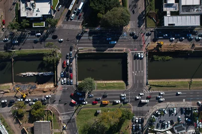 Porto Alegre, RS, Brasil – Equipes trabalham nas obras de revitalização das ciclovias que margeiam o Arroio Dilúvio, na Avenida Ipiranga, nas proximidades da esquina com a Rua Silva Só. A intervenção se faz necessária devido às más condições da pista, que apresenta afundamentos e trechos cedendo, comprometendo a segurança de ciclistas e pedestres. As obras integram o projeto de requalificação da infraestrutura cicloviária da capital.<!-- NICAID(16073296) -->