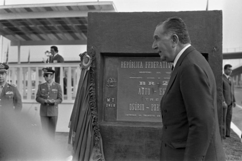 Inauguração da Freeway (BR-290 - Rodovia Oswaldo Aranha) que liga Porto Alegre a Osório.O Presidente Emílio Garrastazu Médici e o ministro Mário David Andreazza inauguraram, na tarde de 26 de setembro de 1973, o trecho Porto Alegre - Osório da BR-290.A cerimônia de inauguração foi junto à Ponte do Guaíba (Ponte Getúlio Vargas).-#ENVELOPE: 91413<!-- NICAID(15544318) -->