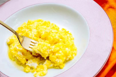PORTO ALEGRE, RS, BRASIL, 27/10/2016 : Destemperados - Receitas com ovo / - Ovos rancheiros - Omelete recheada com queijo e presunto - Ovo mexido cremoso - Farofa de ovos e bacon - Quindão . (Omar Freitas/Agência RBS)Indexador: Omar Freitas<!-- NICAID(12529766) -->