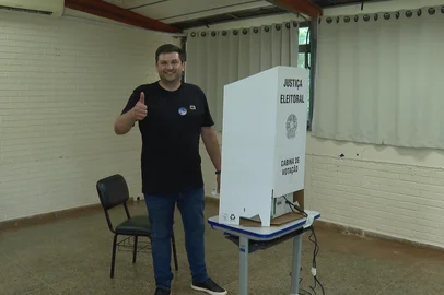 Reprodução RBS TV / Divulgação Com disputa entre irmãos, município gaúcho elege vereador para ocupar cargo deixado pelo pai que morreu<!-- NICAID(16182281) -->