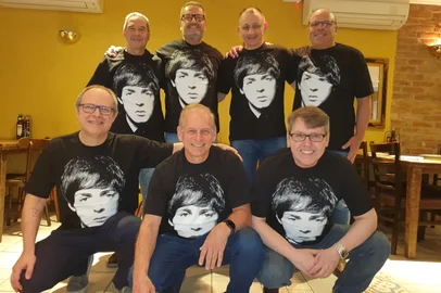 Amigos de infância e ex-colegas do Colégio Israelita Brasileiro, Benamy Sniadower, Benjamin Roitman, Dannie Dubin, Ilton Carangacci, Léo Gerchmann, Mario Levin e Rogério Malamut se uniram para ver o beatle Paul McCartney em Florianópolis. Criaram até uma camiseta especial para o evento.<!-- NICAID(15890889) -->