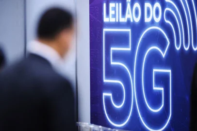 A man waits for the start of the auction of 5G mobile telephony bands infrastructure at the National Telecommunications Agency in Brasilia, on November 4, 2021. - Brazil launched the 5G network tender on Thursday, the largest in its history in the telecommunications sector, with 15 companies participating and expected to attract investments of around USD 9 billion. (Photo by EVARISTO SA / AFP)<!-- NICAID(14934982) -->