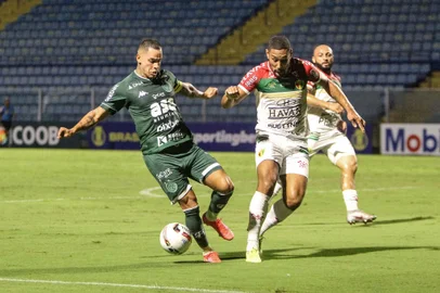 BRASILEIRO B 2022, BRUSQUE X GUARANISC - BRASILEIRO B 2022, BRUSQUE X GUARANI - ESPORTES - BRASILEIRO B 2022, BRUSQUE X GUARANI - Bruno Aguiar jogador do Brusque disputa lance com Giovanni Augusto jogador do Guarani durante partida no estádio Ressacada pelo campeonato Brasileiro B 2022. 08/04/2022 - Foto: BENO KüSTER NUNES/AGIF - AGÊNCIA DE FOTOGRAFIA/AGIF - AGÊNCIA DE FOTOGRAFIA/ESTADÃO CONTEÚDOEditoria: ESPORTESLocal: FLORIANOPOLISIndexador: BENO KüSTER NUNESFotógrafo: AGIF - AGÊNCIA DE FOTOGRAFIA<!-- NICAID(15064525) -->