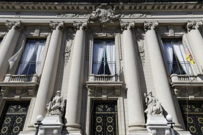 Porto Alegre, RS, Brasil, 24-03-2024: Visita guiada com grupo de cerca de 30 pessoas pelo Palacio Piratini, na regiao central de Porto Alegre, sede do poder executivo gaucho. Roteiro volta a ser oferecido como atracao turistica ao publico em um final de semana a cada mes. Foto: Mateus Bruxel / Agencia RBSIndexador: Mateus Bruxel<!-- NICAID(15714570) -->