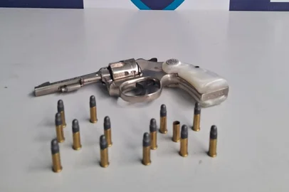 A Secretaria da Segurança Pública e Proteção Social informa que a Guarda Municipal prendeu um homem por porte ilegal de arma de fogo ao tentar passar pelo detector de metais no embarque do Aeroporto Hugo Cantergiani na manhã desta quinta-feira (24).<!-- NICAID(16023895) -->