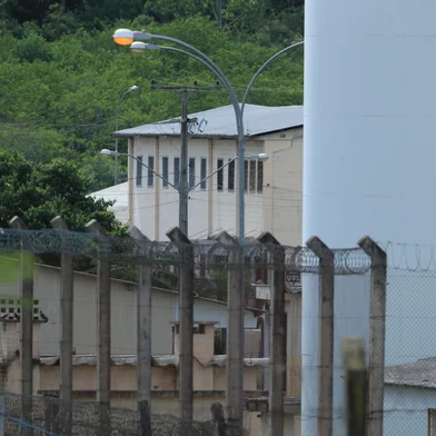 CANOAS, RS, BRASIL - 25/11/2024 - Situação da Penitenciária Estadual de Canoas, dos complexos II, III e IV. Lonas invadem a entrada do local, inclusive com sinal de internet. FOTO: RONALDO BERNARDI, AGÊNCIA RBS<!-- NICAID(15921108) -->