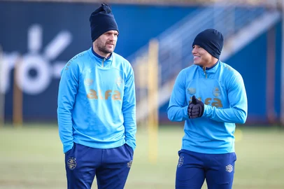PORTO ALEGRE, RS, BRASIL, 11-06-2025: O zagueiro Kannemann e o lateral-esquerdo Marlon em treino do Grêmio no CT Luiz Carvalho. (Foto: Lucas Uebel/Grêmio/Divulgação)<!-- NICAID(16057756) -->