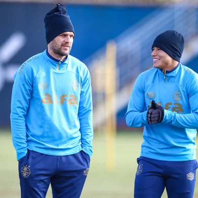 PORTO ALEGRE, RS, BRASIL, 11-06-2025: O zagueiro Kannemann e o lateral-esquerdo Marlon em treino do Grêmio no CT Luiz Carvalho. (Foto: Lucas Uebel/Grêmio/Divulgação)<!-- NICAID(16057756) -->