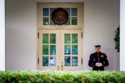 White House Weighs Options In War Between Israel And IranWASHINGTON, DC - JUNE 17: A Marine stands outside the West Wing of the White House on June 17, 2025 in Washington, DC. U.S. President Donald Trump left the G7 Leaders' Summit in Calgary, Alberta a day early to return to Washington to try to deal with the conflict between Israel and Iran.   Andrew Harnik/Getty Images/AFP (Photo by Andrew Harnik / GETTY IMAGES NORTH AMERICA / Getty Images via AFP)Editoria: POLLocal: WashingtonIndexador: ANDREW HARNIKSecao: politics (general)Fonte: GETTY IMAGES NORTH AMERICAFotógrafo: CONTRIBUTOR<!-- NICAID(16061902) -->