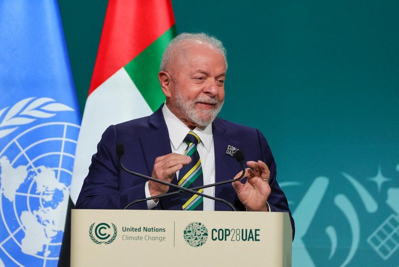 Brazil's President Luiz Inacio Lula da Silva speaks during the High-Level Segment for Heads of State and Government session at the United Nations climate summit in Dubai on December 1, 2023. World leaders take centre stage at UN climate talks in Dubai on December 1, under pressure to step up efforts to limit global warming as the Israel-Hamas conflict casts a shadow over the summit. (Photo by Giuseppe CACACE / AFP)Editoria: WEALocal: DubaiIndexador: GIUSEPPE CACACESecao: diplomacyFonte: AFPFotógrafo: STF<!-- NICAID(15613986) -->