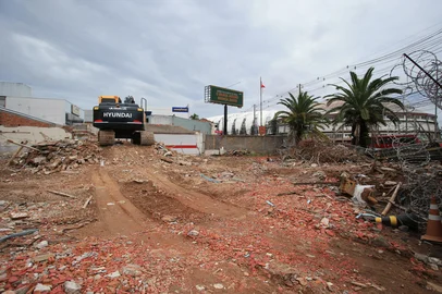 PORTO ALEGRE,RS,BRASIL.2912,205.Demolição de predio na Av.Beira Rio, onde será construido um novo condominio.(RONALDO BERNARDI/AGENCIA RBS).<!-- NICAID(16194861) -->