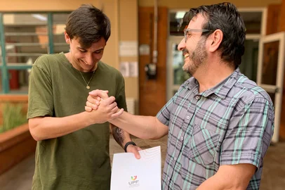 Acadêmico da UPF conquista bolsa única na América Latina para estudar pecuária no Japão. O acadêmico Caetano Farret, do curso de Agronomia da Universidade de Passo Fundo (UPF), foi selecionado para uma oportunidade única: ele conquistou a única bolsa oferecida para toda a América Latina pelo programa da Agência de Cooperação Internacional do Japão (JICA).<!-- NICAID(15997352) -->