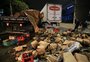 Carga de bebidas fica espalhada em avenida após colisão entre caminhões na Capital