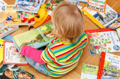 Criança com livros<!-- NICAID(16198349) -->
