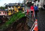 Parte de rua cede e leva água e barro para pátio e porão de casas no bairro São Leopoldo, em Caxias