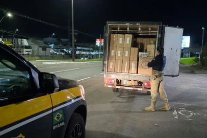 Polícia Rodoviária Federal / Divulgação Motorista é preso com 27 mil maços de cigarros contrabandeados em Caxias.<!-- NICAID(16170111) -->