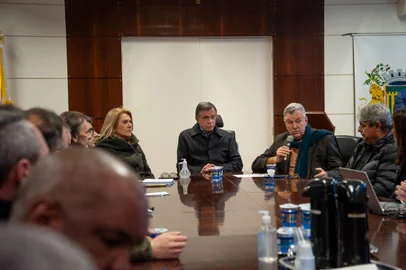 Incluindo construção, operação e ligação rodoviária de 41,8km, o futuro Aeroporto Regional de Caxias do Sul, em Vila Oliva, tem um custo estimado em R$ 520 milhões. É o que aponta o estudo preliminar de viabilidade do empreendimento, produzido pela empresa Infra SA, e que foi apresentado na tarde desta terça-feira (13) no Salão Nobre da prefeitura de Caxias. Além do prefeito Adiló Didomenico (PSDB), estiveram presentes o senador Luiz Carlos Heinze (PP), o secretário estadual de Logística e Transportes, Juvir Costella, e o prefeito de Gramado, Nestor Tissot (PP).<!-- NICAID(15455413) -->